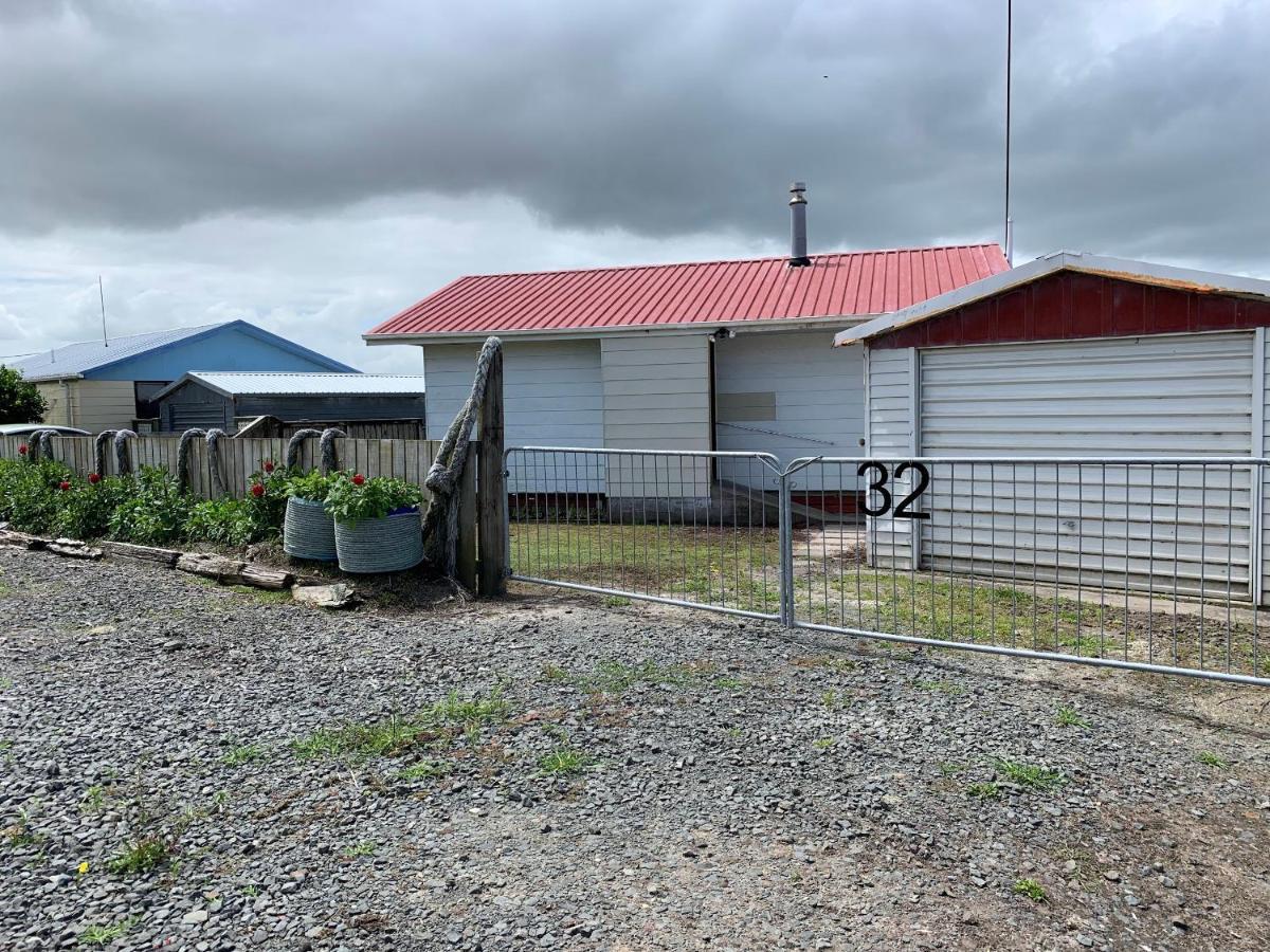 Peaceful Riverfront Cottage In Small Northland Town Te Kopuru 외부 사진